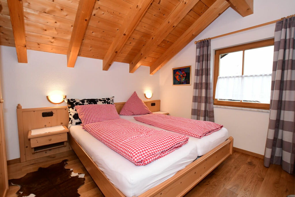 Schlafzimmer mit Fenster - Gipfeltraum, Haus Sonnenhut Oberstdorf
